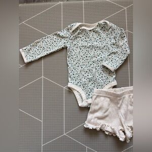 Carters|Baby girl neutral outfit in ditsy floral bodysuit & cream ribbed shorts•